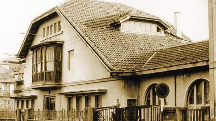 La casa de Ceferino Ballesteros, ya desaparecida, en la avenida de La Paz, en la capital llanisca.