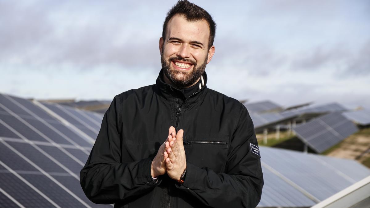 Luis Salaya, alcalde de Cáceres, en la inauguración de una central fotovoltaica.