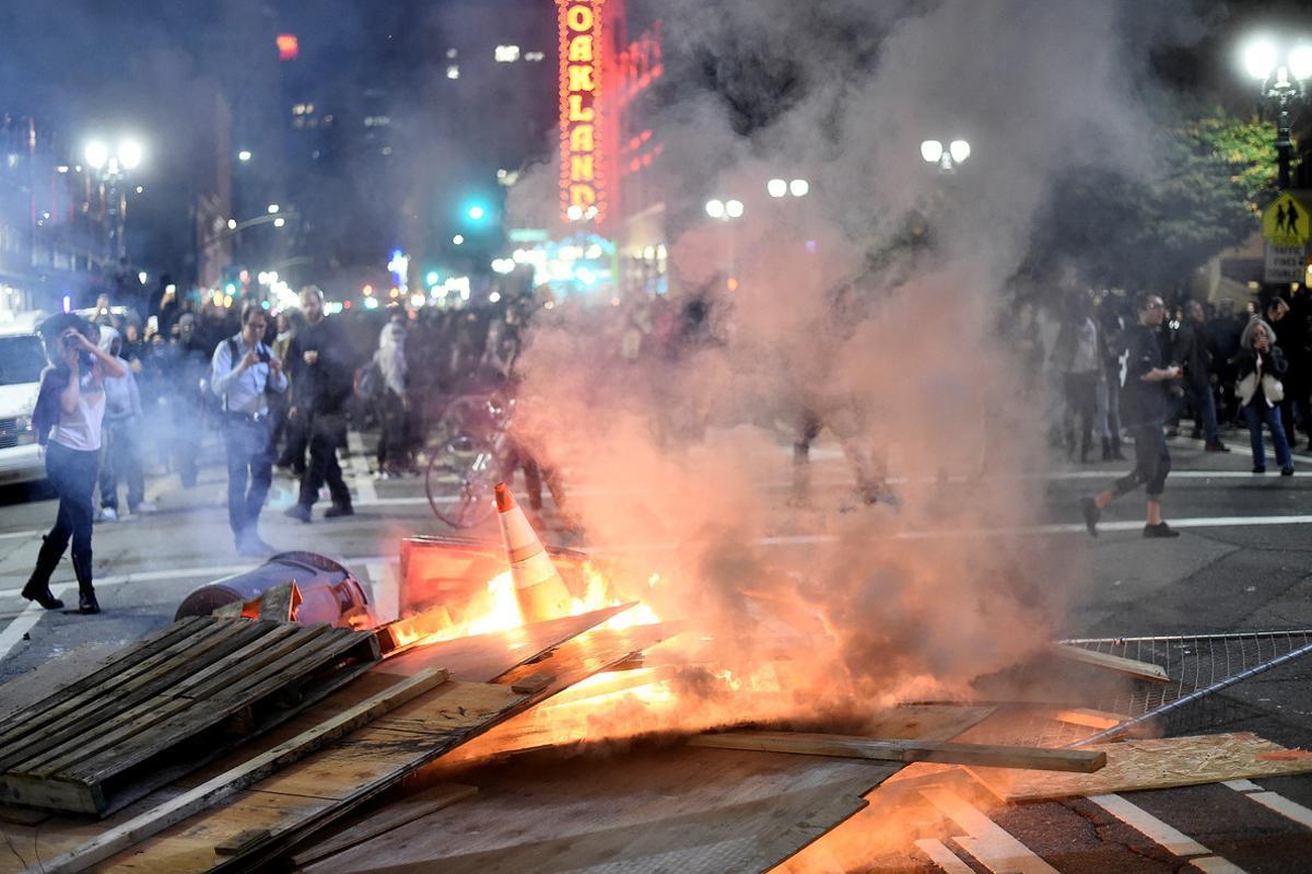 Demonstrators riot following the election of Republican Donald Trump as President of the United States, in Oakland, California, U.S., November 9, 2016.  REUTERS/Noah Berger