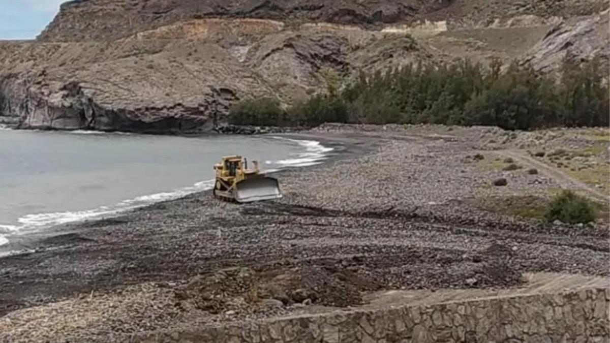 Una pala excavadora trabajando en la playa de La Veneguera, en Gran Canaria.