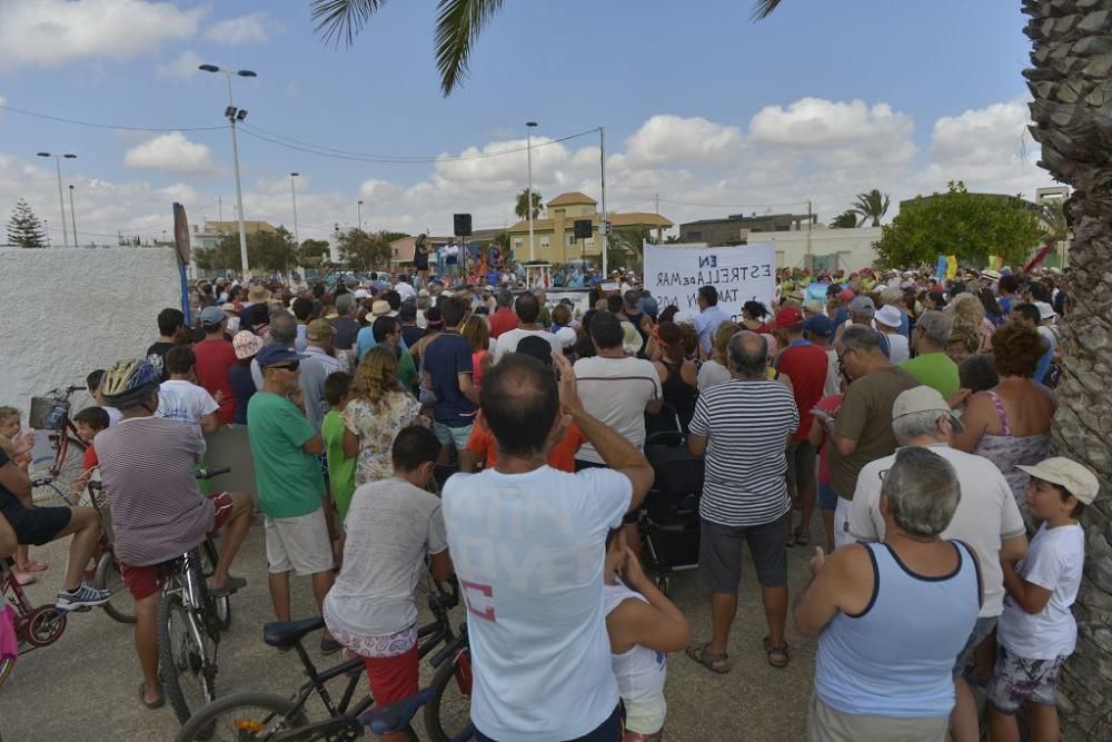 Protesta ante un Mar Menor que amanece cubierto de espuma