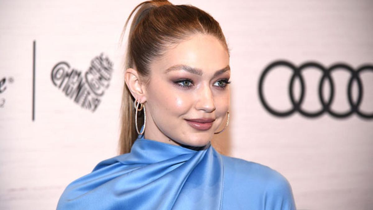 Gigi Hadid con mono azul de Emilia Wickstead