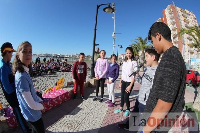 Un 'SOS' gigante para el Mar Menor formado por escolares en Villananitos