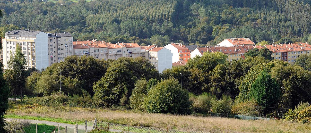 Varios edificios construidos en Galicia rodeados de vegetación