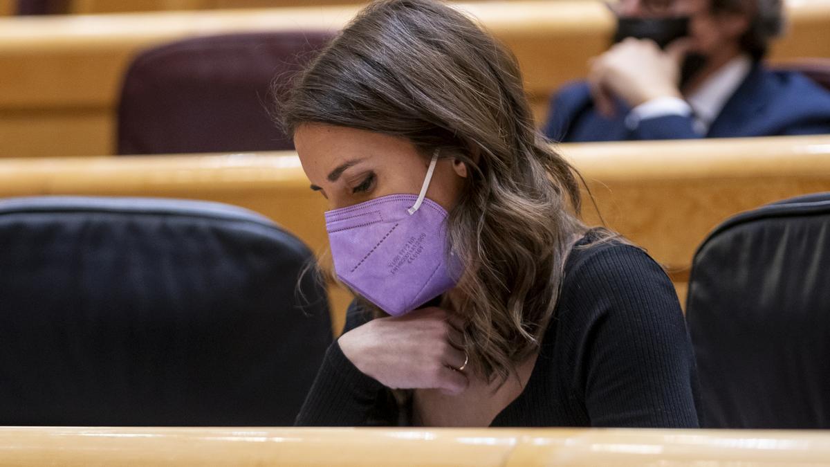 La ministra de Igualdad, Irene Montero, en una sesión de control al Gobierno en el Senado, a 8 de marzo de 2022, en Madrid (España).