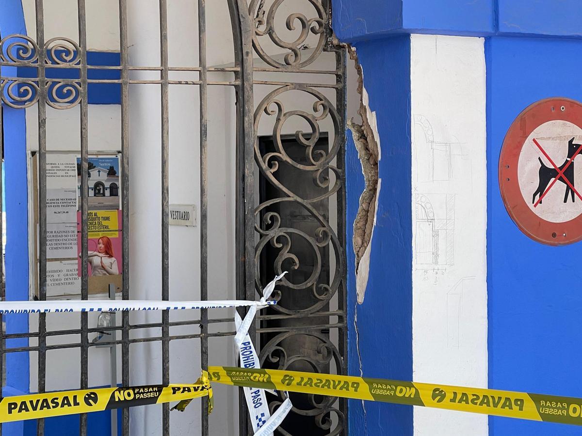 Detalle de los desperfectos ocasionados en la puerta de acceso principal.