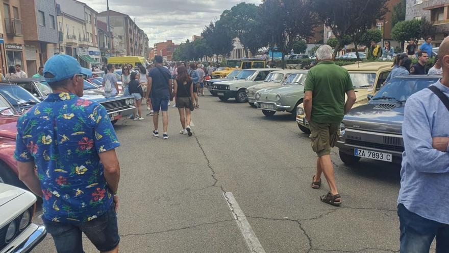 Concentración de Coches Clásicos en Benavente, adiós a 47 años de &quot;Fiesta&quot;