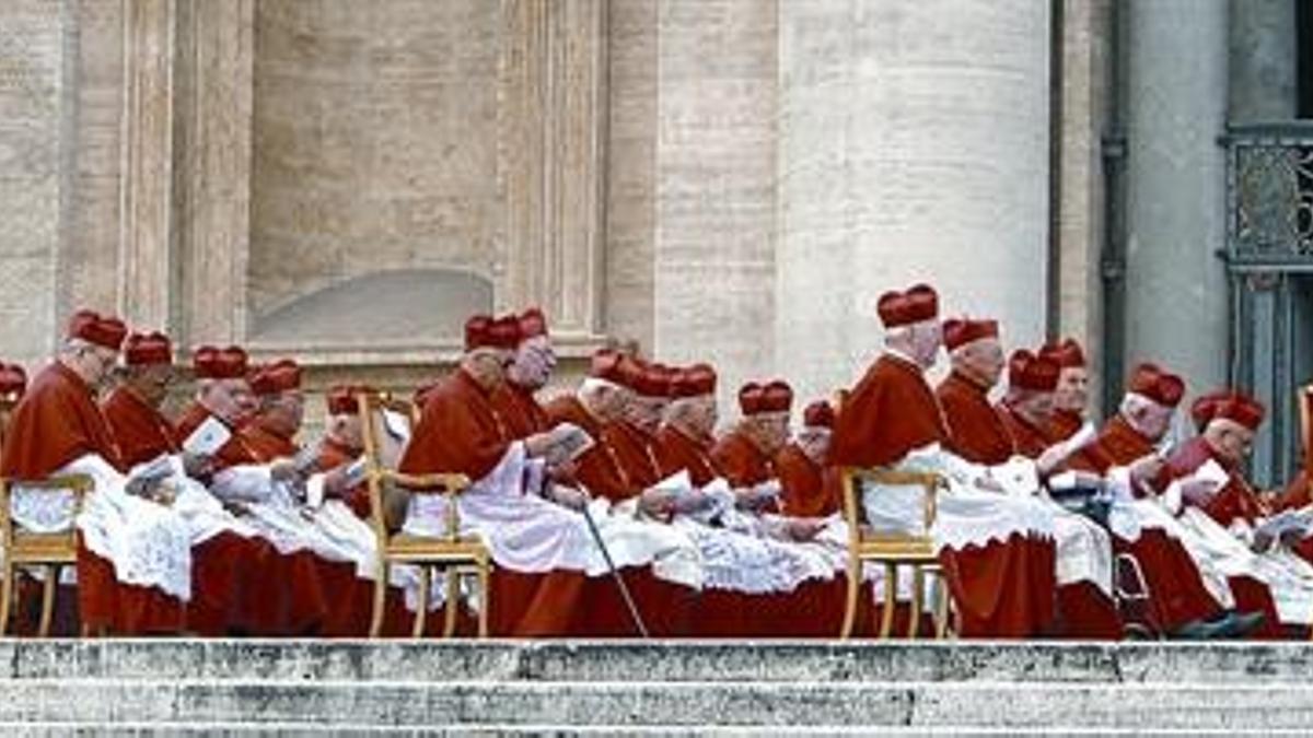 Los cardenales asisten a un acto presidido por el Papa, en el 2006.