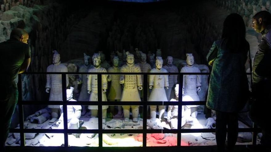 Los visitantes contemplan las figuras de terracota de los guerreros de Xi&#039;an.