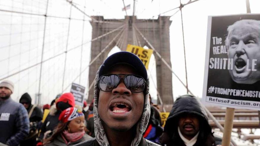 Inmigrantes haitianos protestan en el neoyorquino puente de Brooklyn contra Trump por llamar a su tierra &quot;país de mierda&quot;. // Reuters