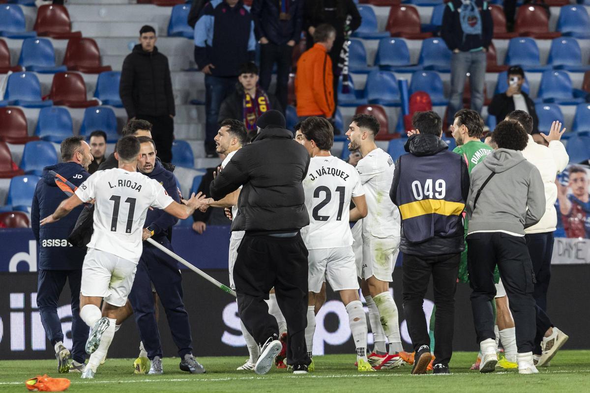 Imágenes de la tangana final del derbi Levante UD - Valencia CF