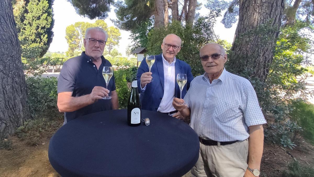 Emilio Expósito, Fernando Medina y Fermín Pardo en las instalaciones de la bodega Dominio de la Vega en San Antonio, Requena.