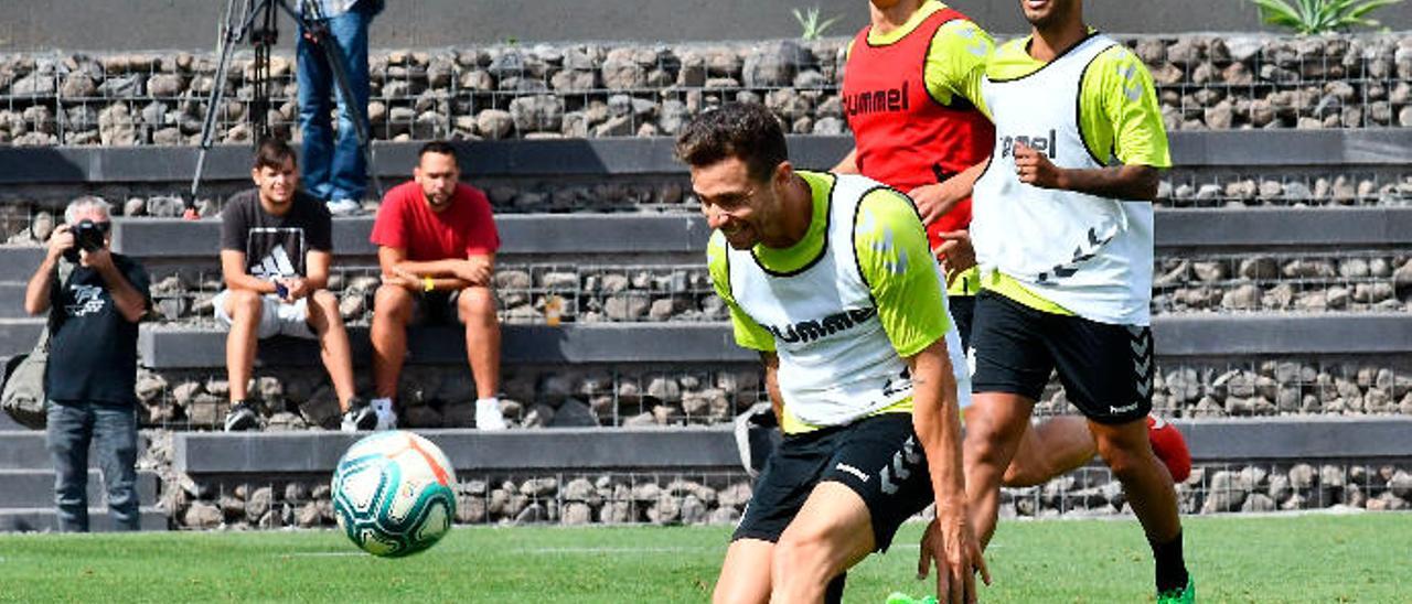 Rubén Castro, con Jonathan Viera y Martín Mantovani detrás, durante el entrenamiento del martes en el campo Ernesto Aparicio de Barranco Seco.