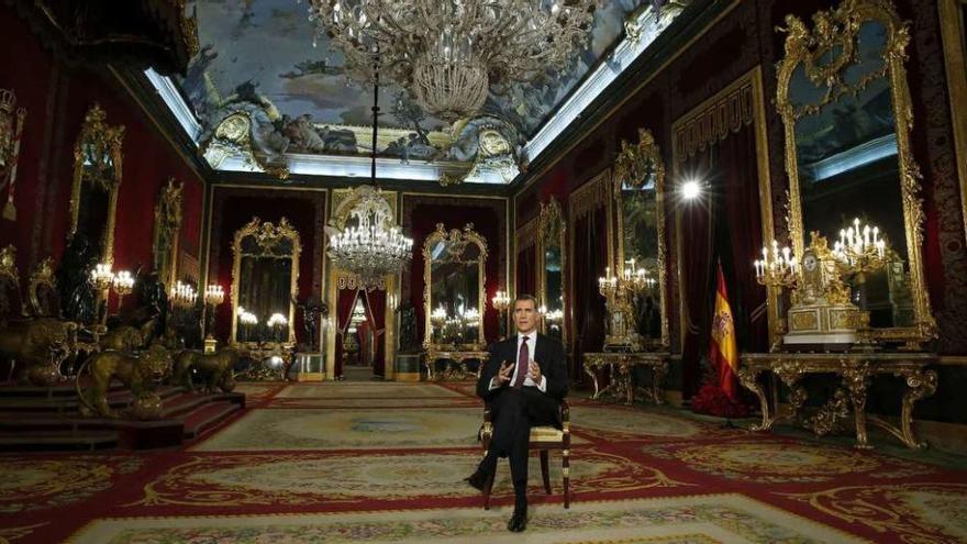 El Rey Felipe VI durante su mensaje de Navidad, grabado en el Palacio Real y no en la Zarzuela. // Efe