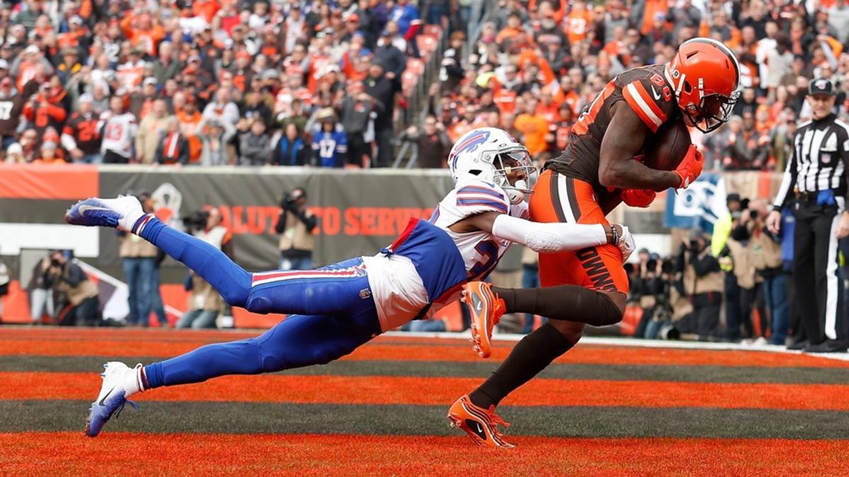 Jarvis Landry, de los Cleveland Browns, atrapa un pase para un touchdown mientras es defendido por Levi Wallace, de los Buffalo Bills.