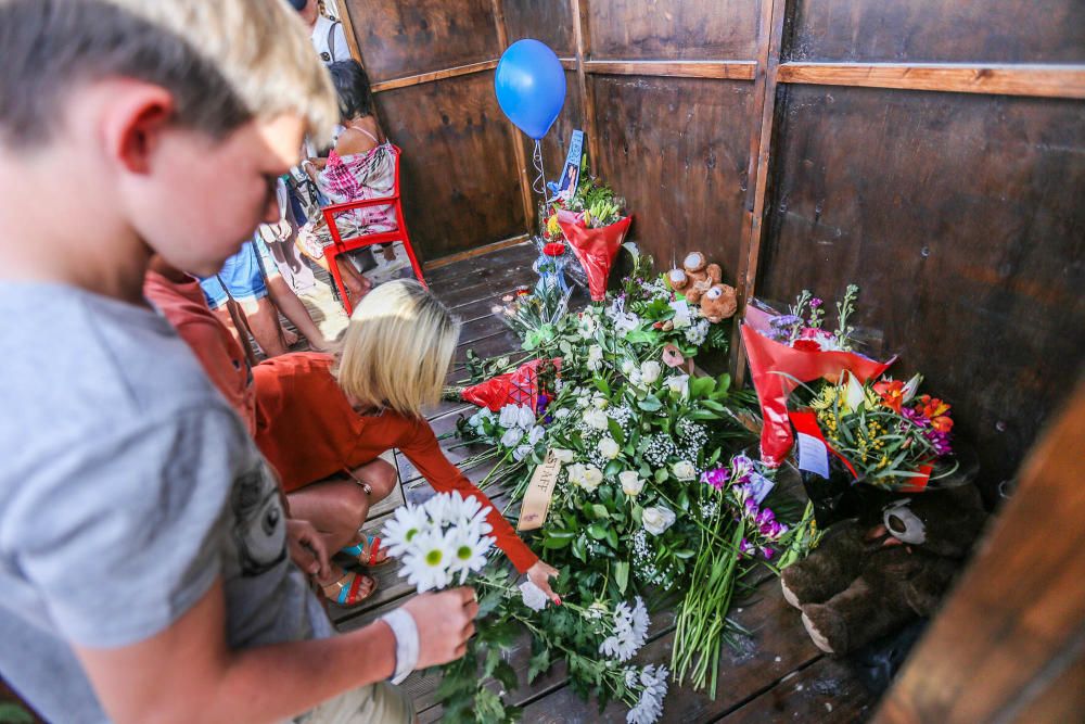 Vecinos de Orihuela Costa rinden homenaje al niño fallecido tras chocar con otro mientras jugaba