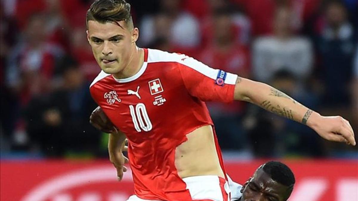 La camiseta de Xhaka, totalmente desgarrada