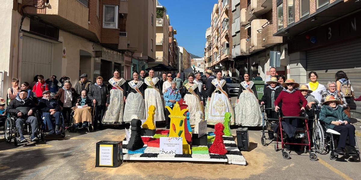 Los más mayores de la Vall también viven con intensidad las fiestas de la Fallas.