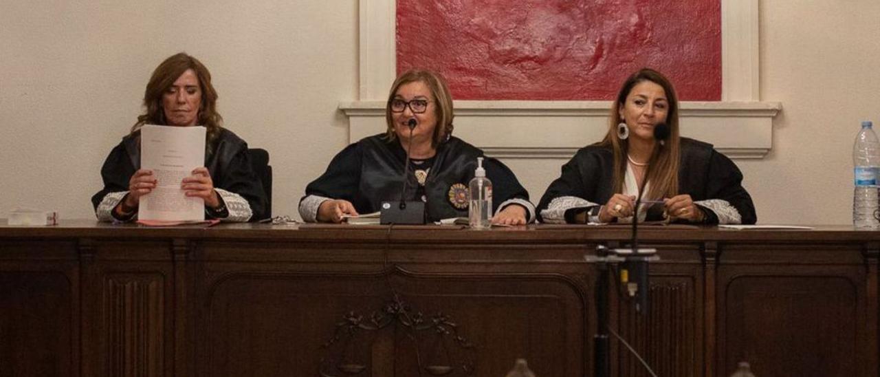 Las tres magistradas de la Audiencia, en la sala de juicios.