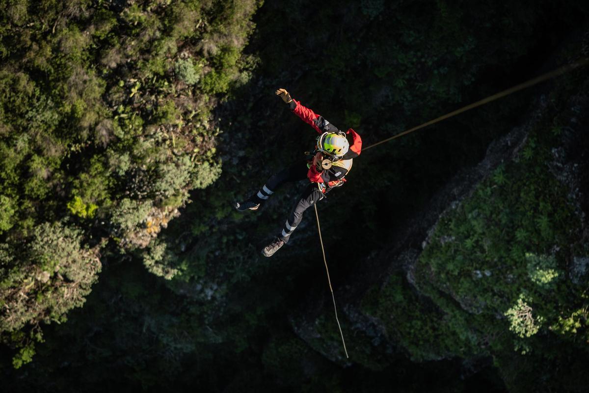 Uno de los rescatadores aparece colgado del cable en un entrenamiento del GES en los altos de Los Silos, en Tenerife.