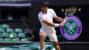 Carlos Alcaraz se ejercita en la pista central de Wimbledon