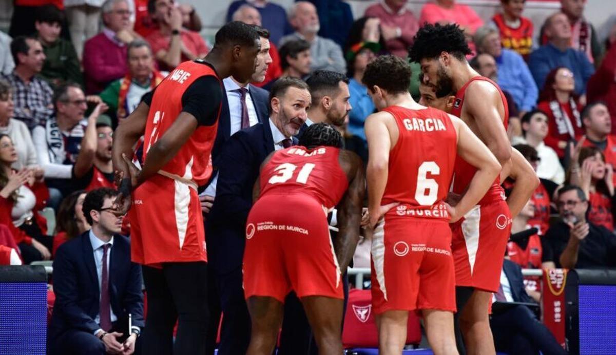 Sito Alonso dando instrucciones a sus jugadores