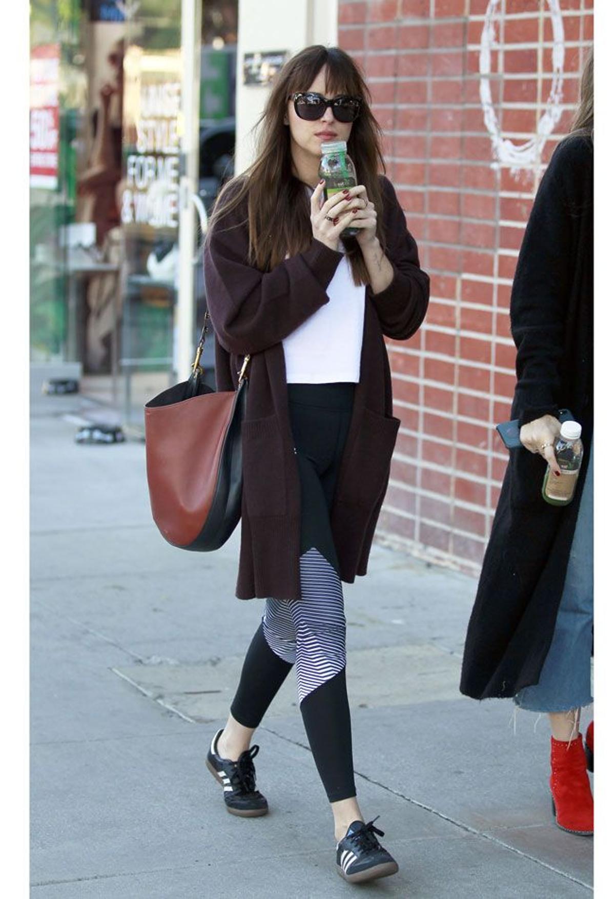 La actriz Dakota Johnson con 'leggins' paseando por Los Ángeles
