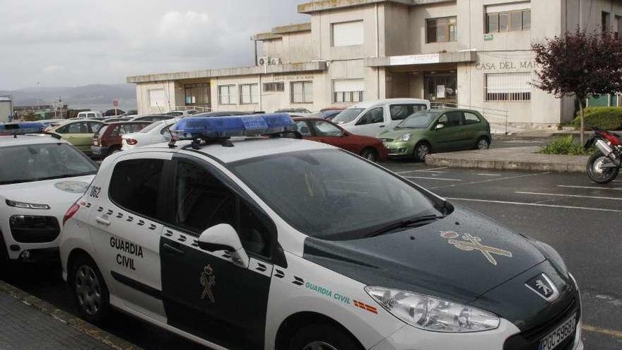 Un coche patrulla de la Guardia Civil delante de las oficinas de la Policía de Bueu. // Santos Álvarez