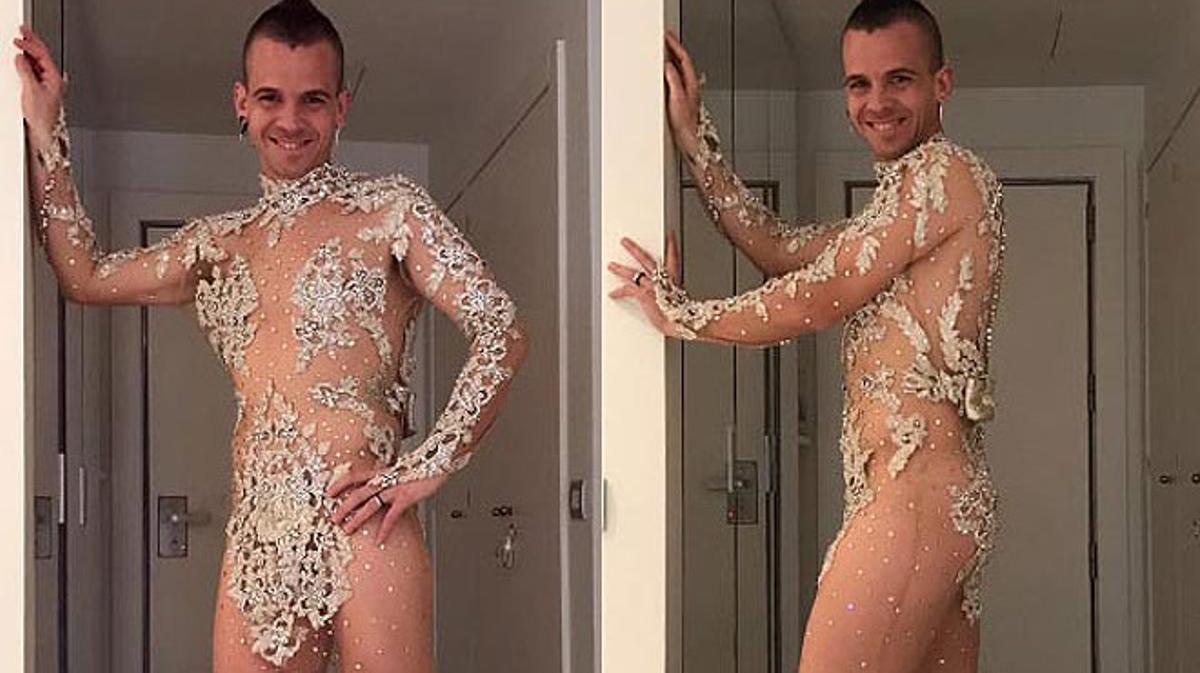 David Muñoz es posa el vestit que Pedroche va portar en les campanades de lany passat