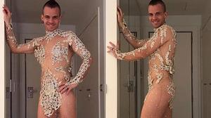 David Muñoz es posa el vestit que Pedroche va portar en les campanades de l’any passat.