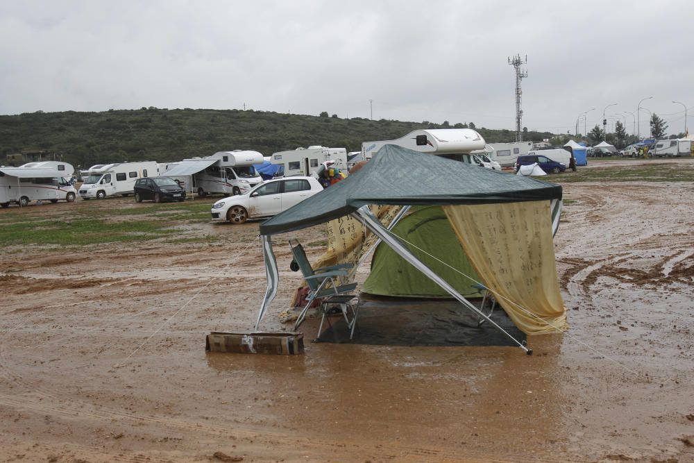 Zonas del camping de Cheste embarradas por las lluvias