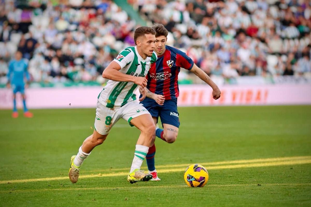 Isma Ruiz conduce el esférico durante un lance del choque con el Huesca.