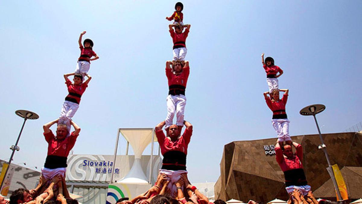Durant la setmana de promoció de la cultura catalana, un grup d’artistes de Barcelona formen un ‘castell ’ a la World Expo Site de Xangai (Xina).