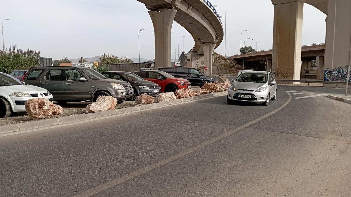 Rocas en el borde con la carretera, a final de octubre.