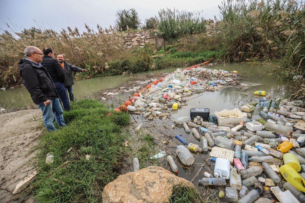 La Conselleria de Medio Ambiente y la CHS impulsan medidas para evitar la contaminación del Segura en la Vega Baja por sólidos flotantes.