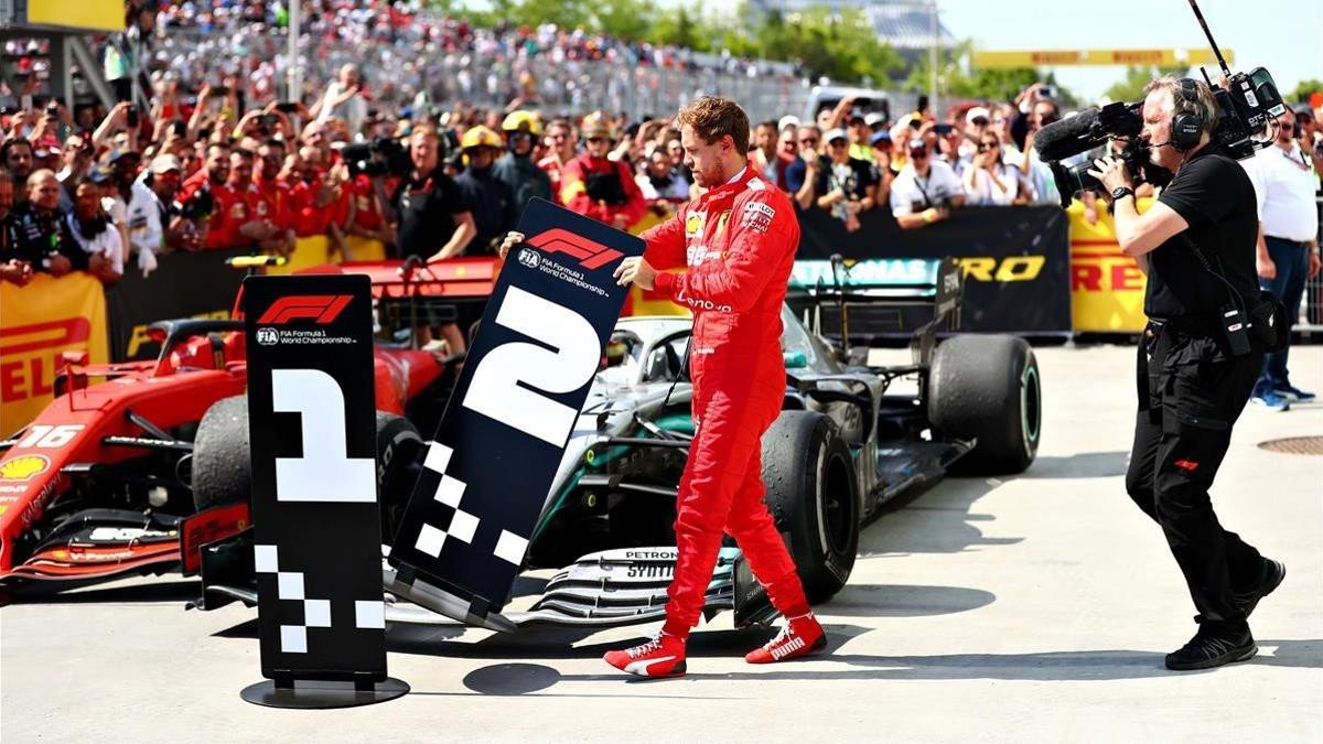 Sebastian Vettel (Ferrari) muestra su enfado tras la sanción que le hizo perder la carrera en favor de Lewis Hamilton (Mercedes)