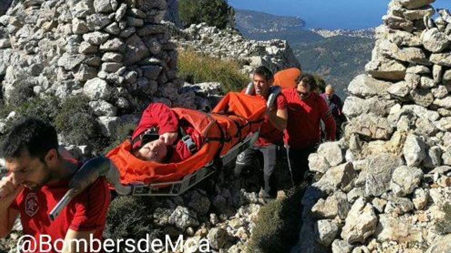 Bombers de Mallorca evacuan a una excursionista con una tibia rota en el Portallet de sa Costa.