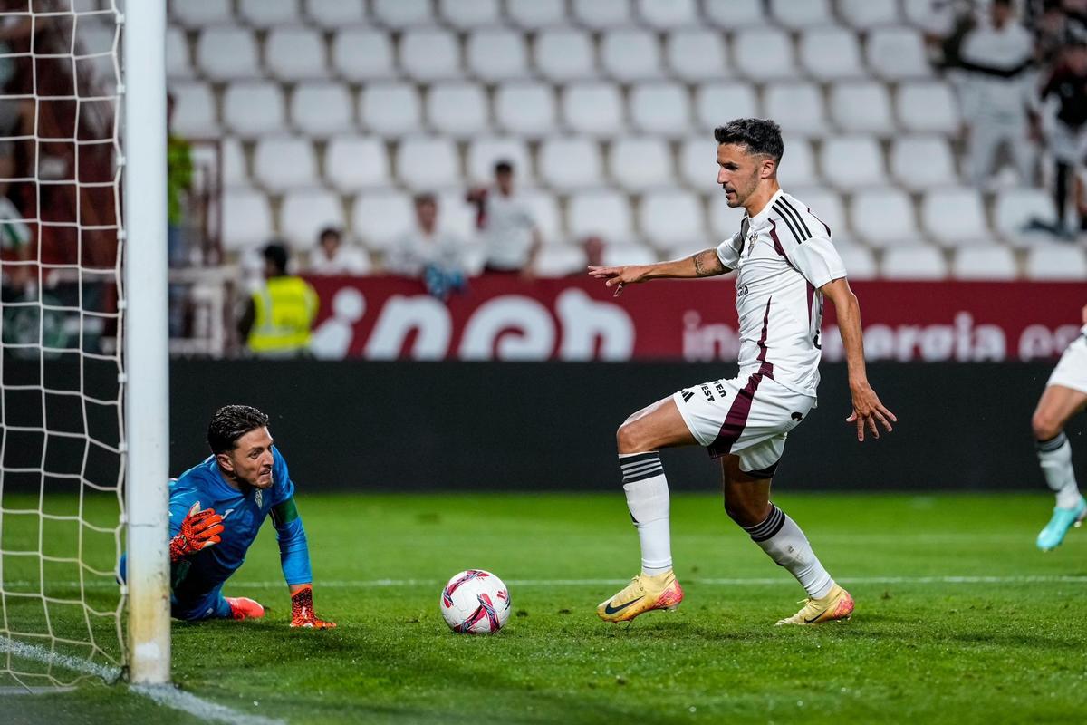 Alberto Quiles empuja el balón a gol ante la desesperación de Carlos Marín.