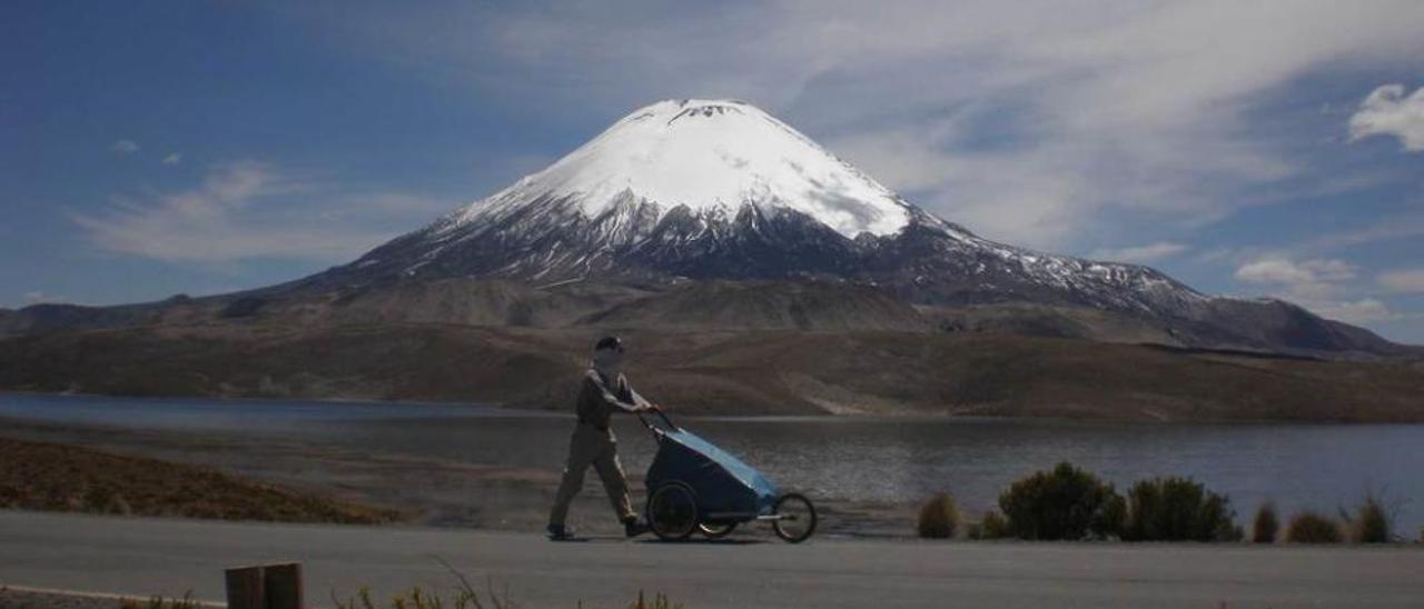 El único español en dar la vuelta al mundo a pie deja de ser agnóstico