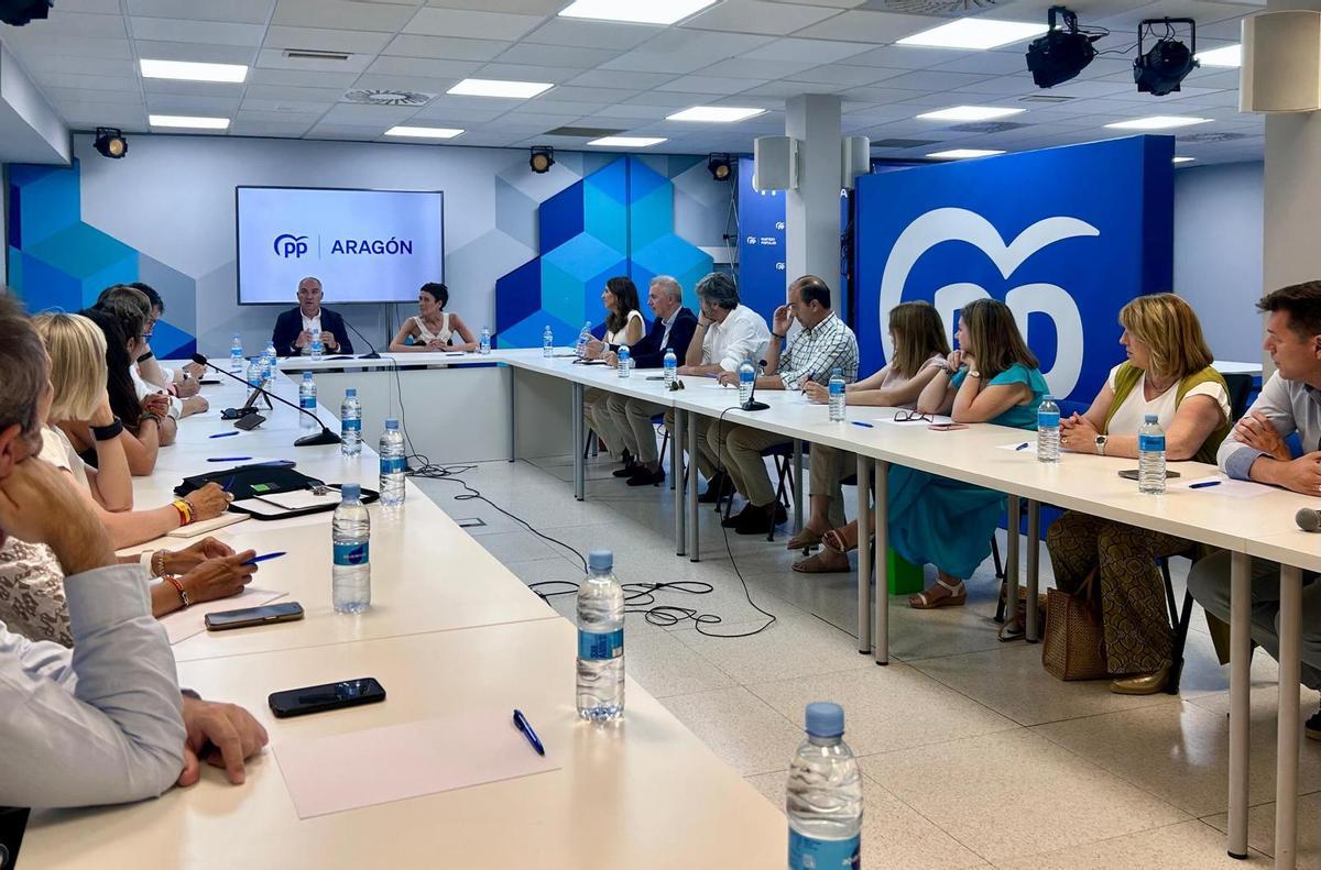 Bendodo ha presidido, junto a la portavoz parlamentaria del PP, Ana Marín, la reunión del grupo del PP en las Cortes.