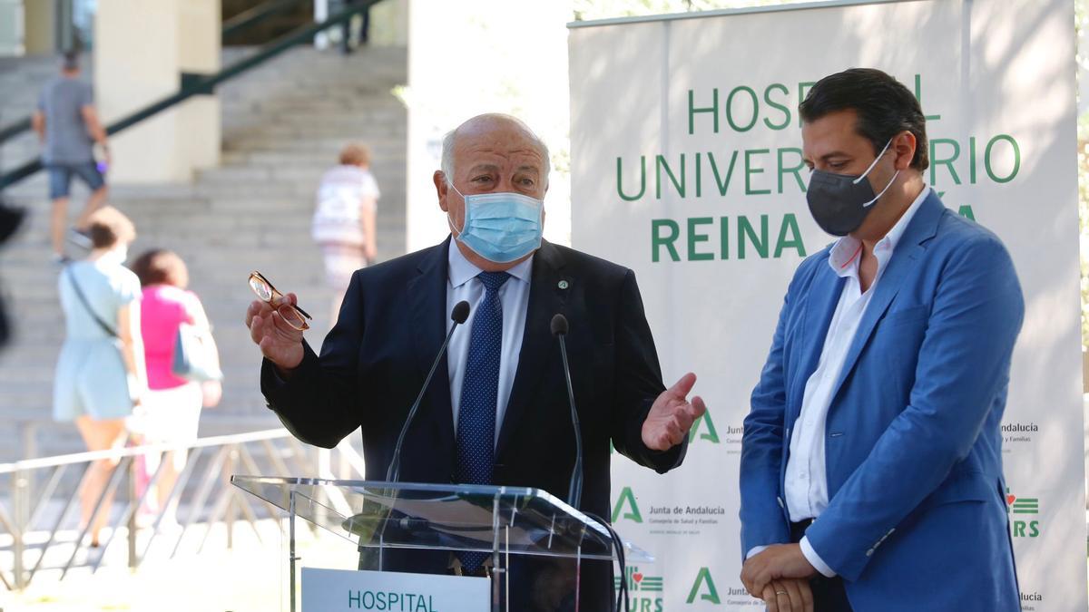 El consejero de Salud, Jesús Aguirre, junto al alcalde de Córdoba, José María Bellido, este jueves en el hospital Reina Sofía.