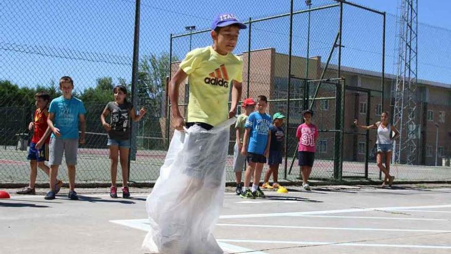 Los niños del taller durante la carrera de sacos.