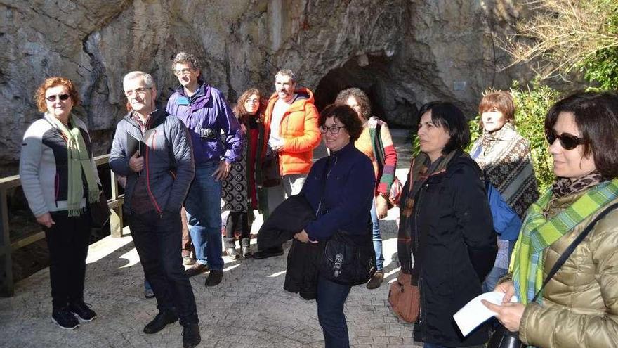 Visitantes esperando, el pasado marzo, para entrar en la cueva de Tito Bustillo.