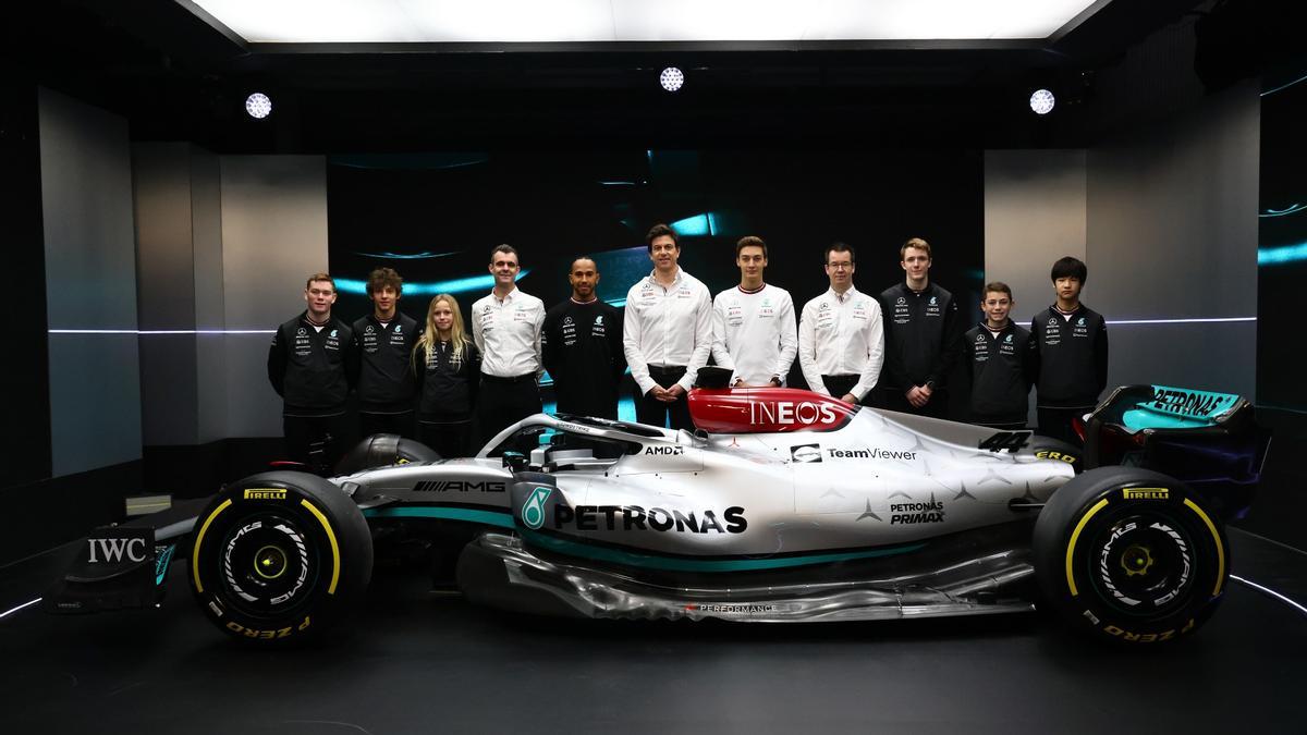 Luna Fluxa, tercera por la izquierda, junto a Lewis Hamilton y el resto de pilotos del equipo Mercedes AMG-Petronas de Fórmula Uno.