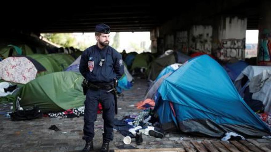 París Desallotgen més d&#039;un miler d&#039;immigrants