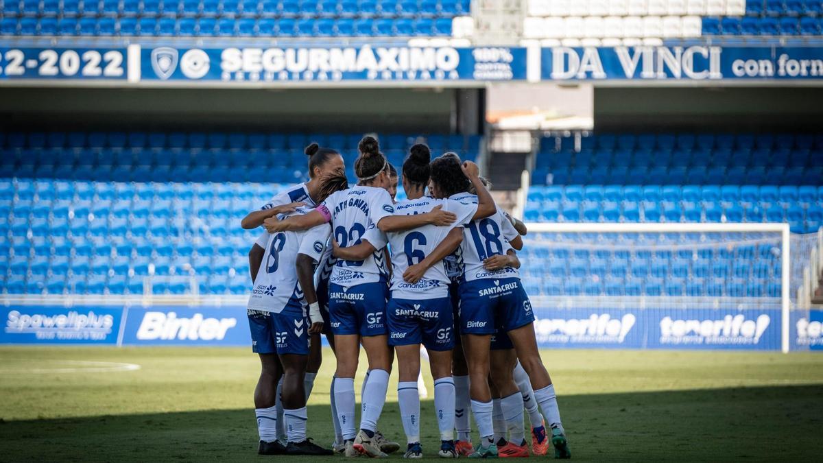 Piña de jugadoras blanquiazules en un partido en el Heliodoro.