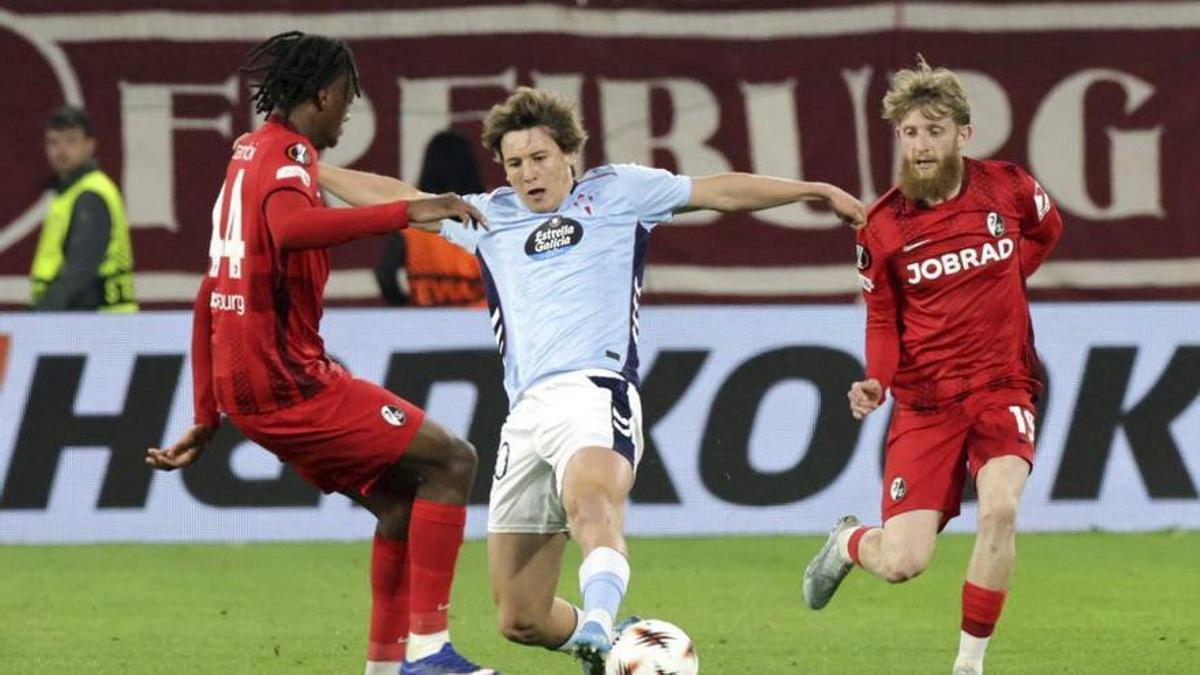 Manzambi y Beste rodean al céltigo Fer López, durante el partido de Friburgo.