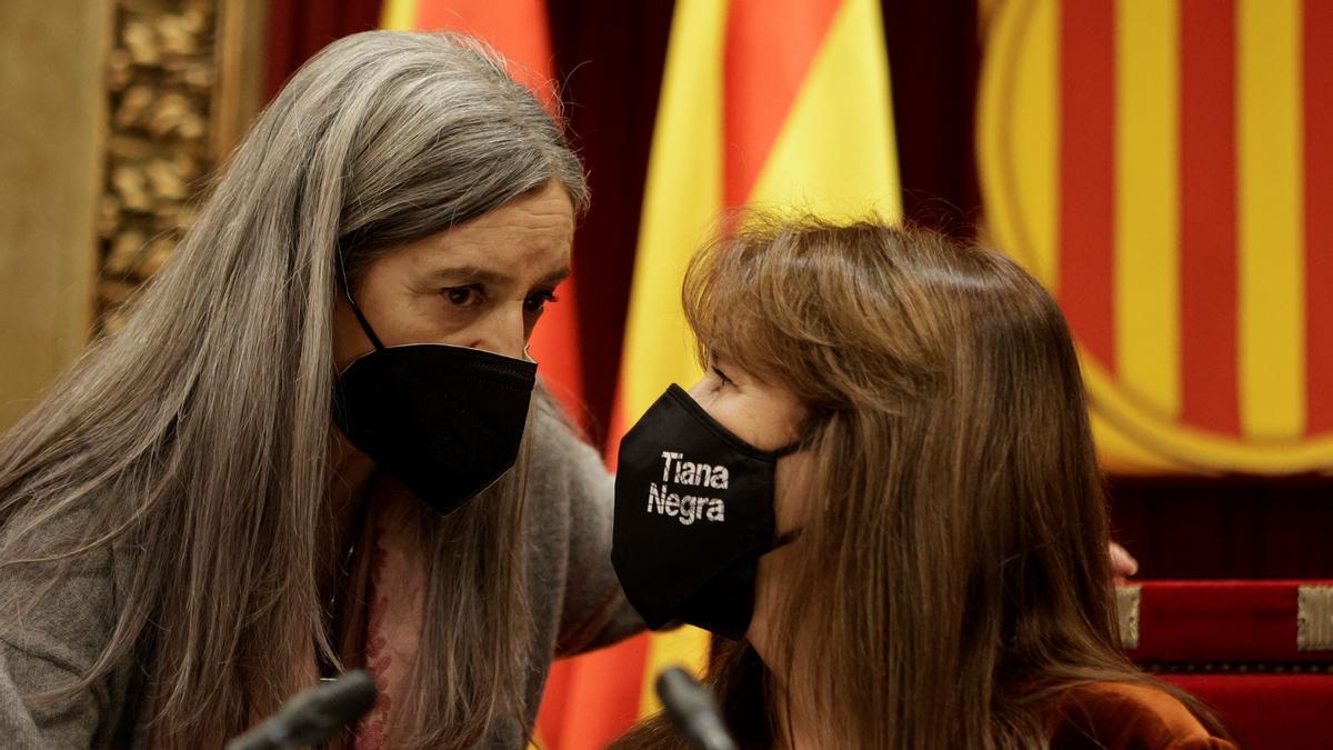 GRAFCAT1902. BARCELONA, 25/01/2022.- La presidenta de la cámara catalana, Laura Borràs (d), conversa con la secretaria general de la cámara, Esther Andreu, antes de la votación en el pleno en la que se ha aprobado que el Parlament presentará un recurso contencioso-administrativo ante el Tribunal Supremo contra la orden de la Junta Electoral Central (JEC) de retirar el escaño del diputado de la CUP Pau Juvillà, inhabilitado por no descolgar unos lazos amarillos en período electoral, antes de que la sentencia sea firme. EFE/Quique García