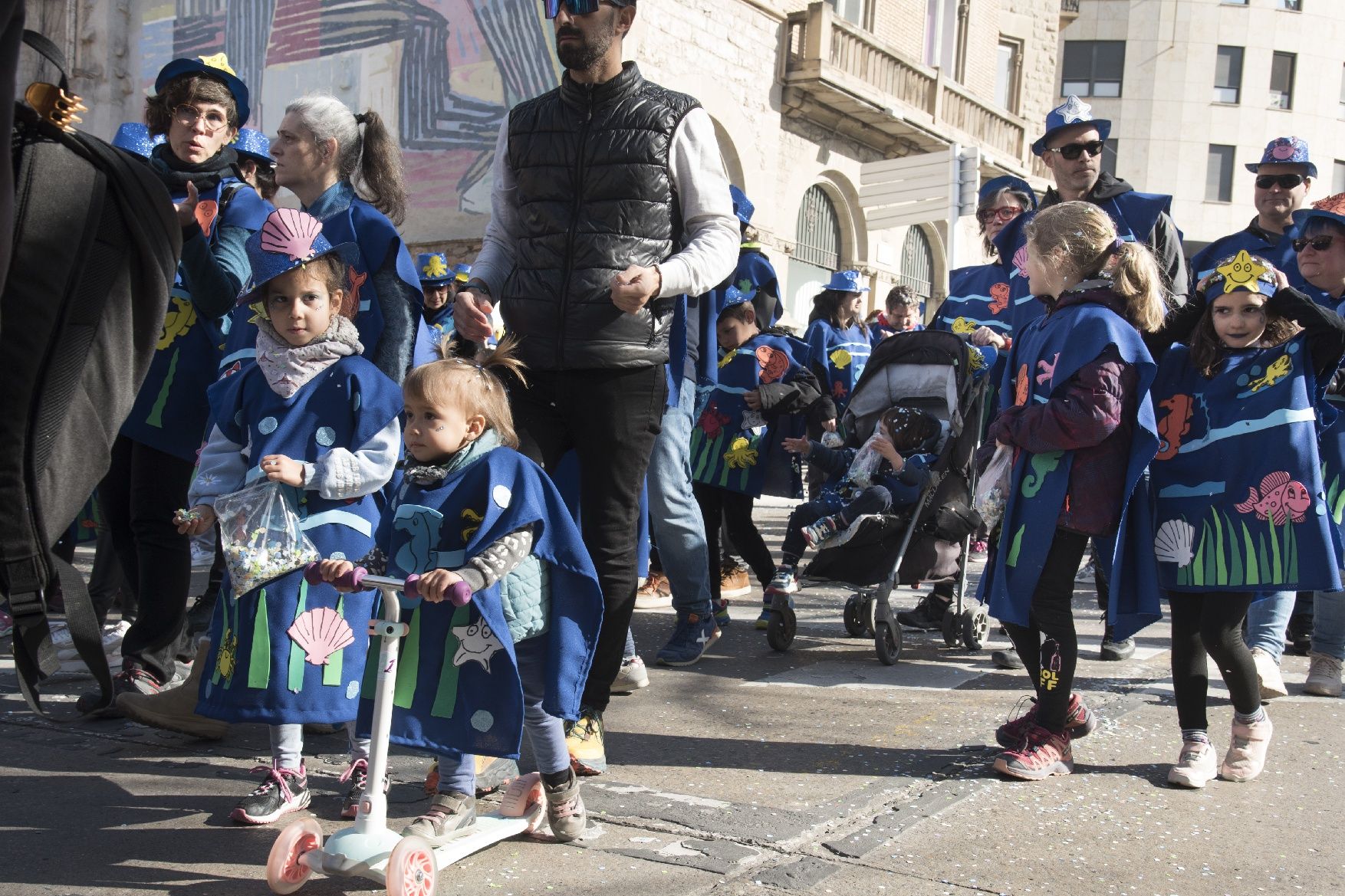 El Carnaval de Manresa recupera la seva màxima esplendor amb una marea d’infants