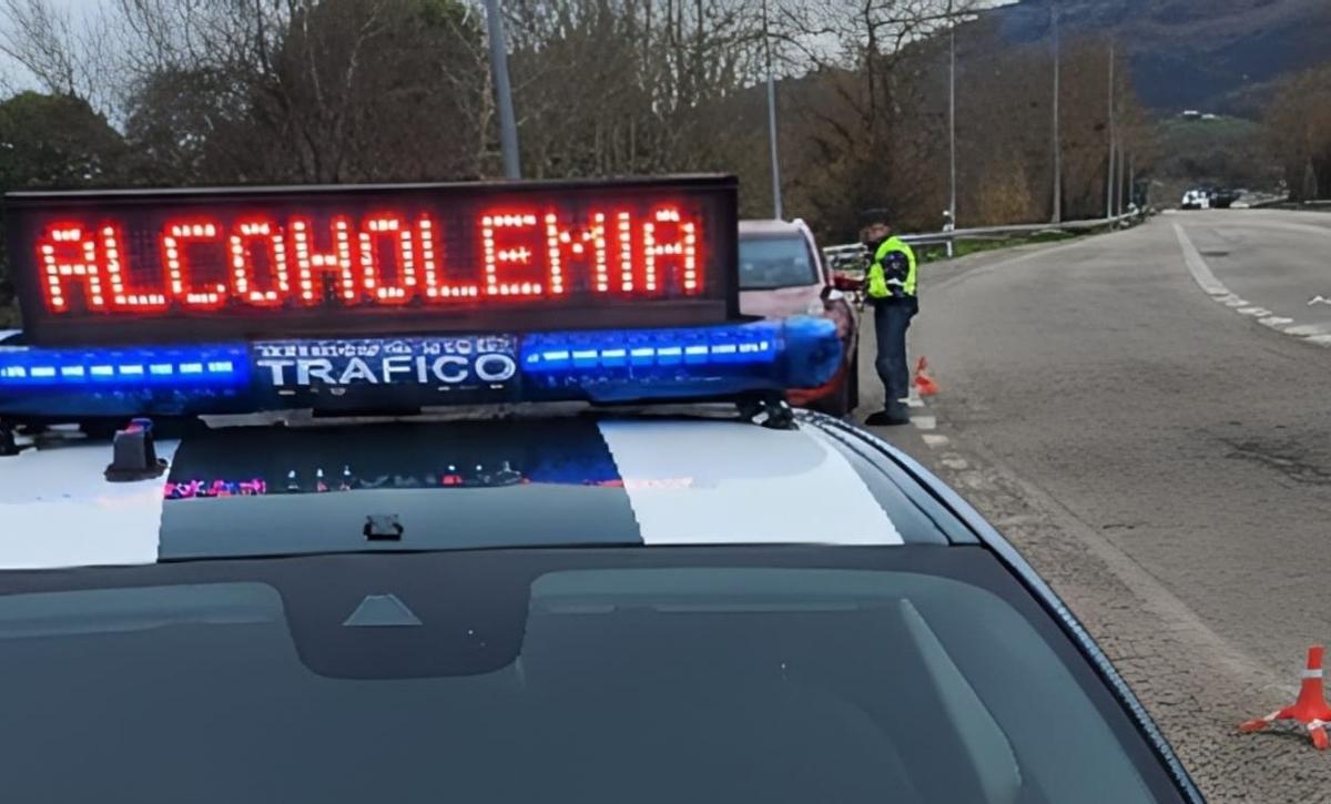 Agentes de la Guardia Civil de Tráfico realizan una prueba de alcoholemia.